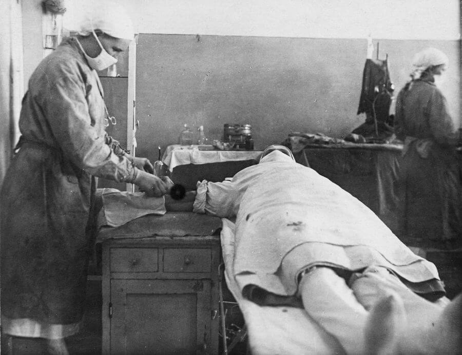 Станция переливания крови. Врач Еремина берет кровь у донора. Архангельск, 1943 годд