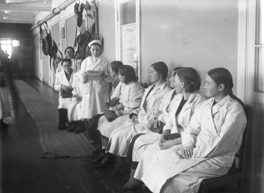 Архангельская областная станция переливания крови. Доноры у операционной в&nbsp;ожидании вызова на&nbsp;сдачу крови. Архангельск, 1943&nbsp;год