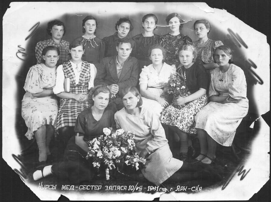 Выпускники курсов медсестер запаса. Архангельск, август 1941 год